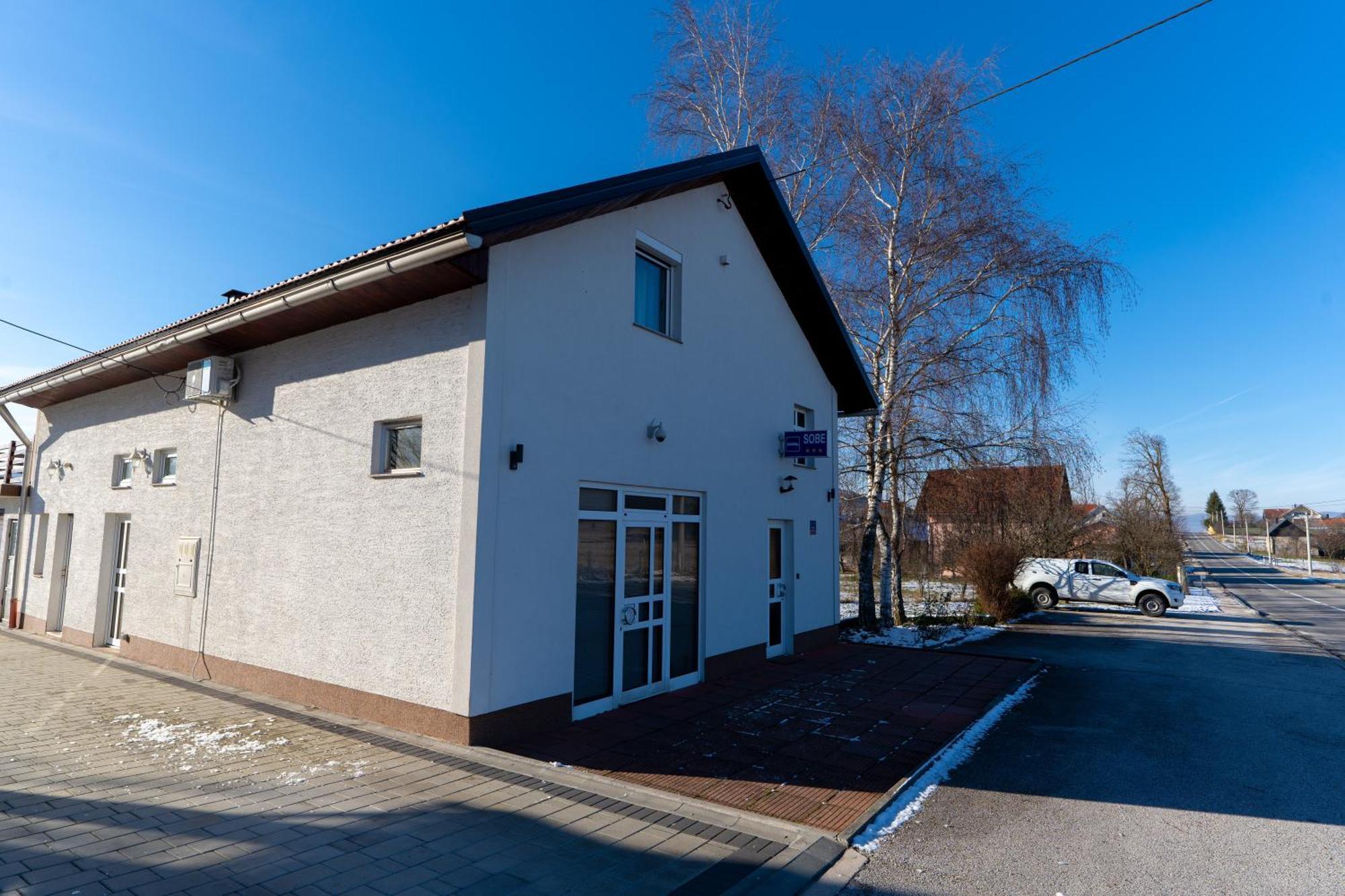 米拉马尔公寓 Otočac 外观 照片