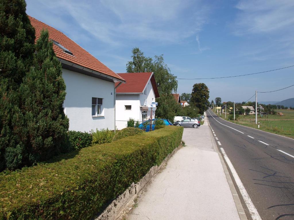 米拉马尔公寓 Otočac 外观 照片