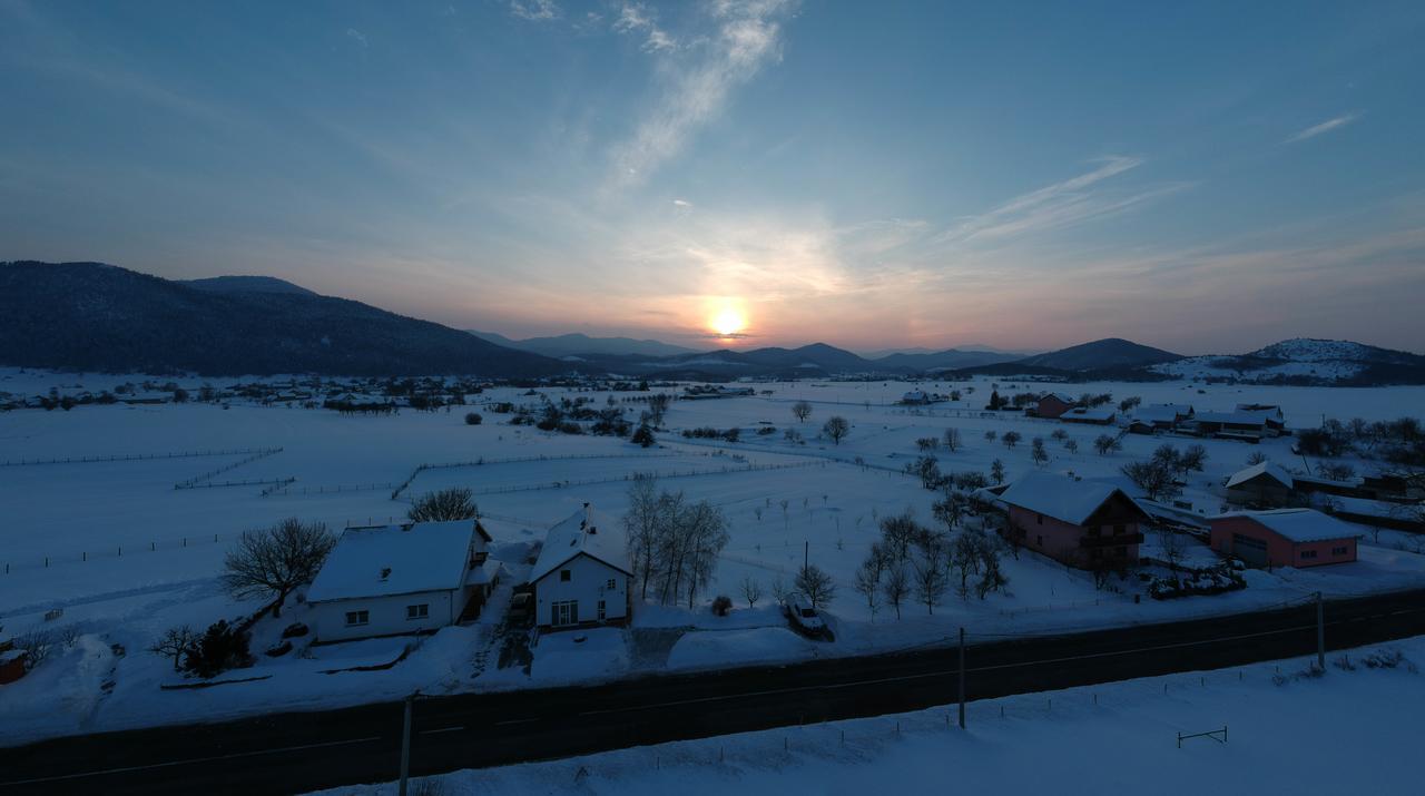 米拉马尔公寓 Otočac 外观 照片
